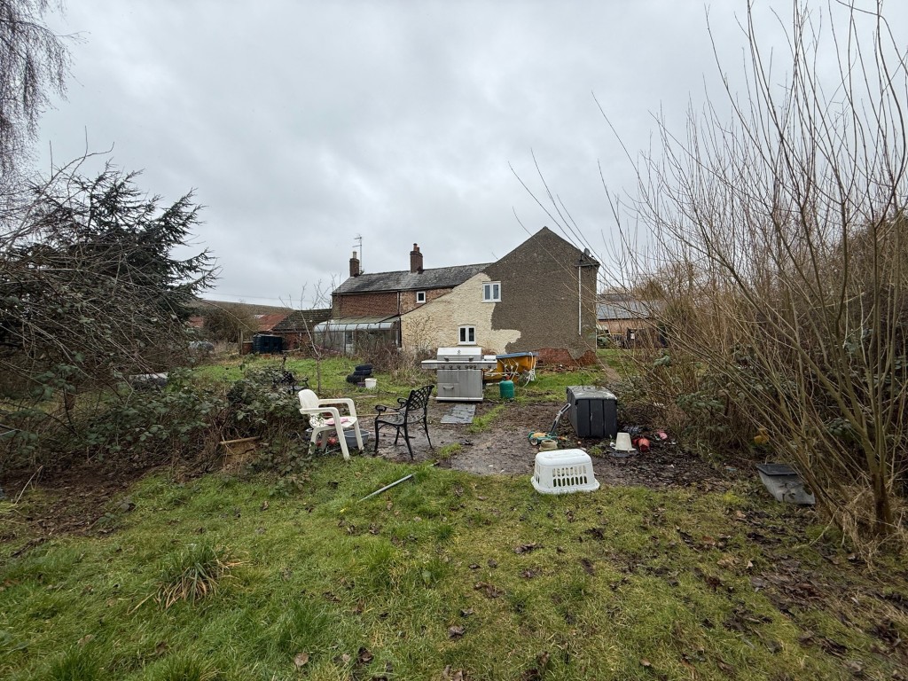 Lot: 86 - HOUSE FOR REPAIR AND IMPROVEMENT - Rear aspect of dwelling from garden